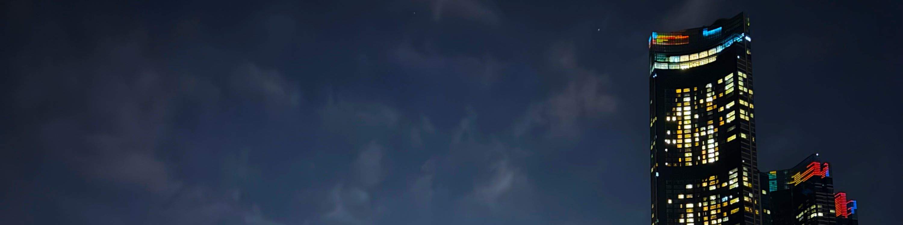 夜景もお見逃しなく。
昼間は太陽の光が降り注ぎ、夜はきらめきに満ち溢れます。